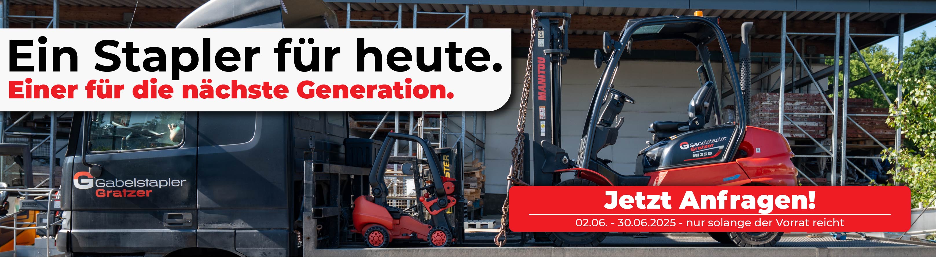 Ein roter Gabelstapler in einem Lager, links ein Gebäude. Text: "Ein Stapler für heute."